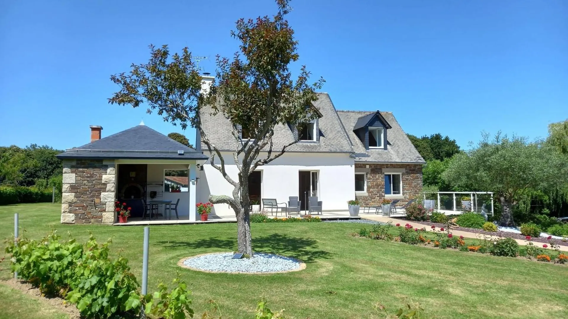 Nice Holiday Home In Epiniac With Garden, Cleaning Included 0*,