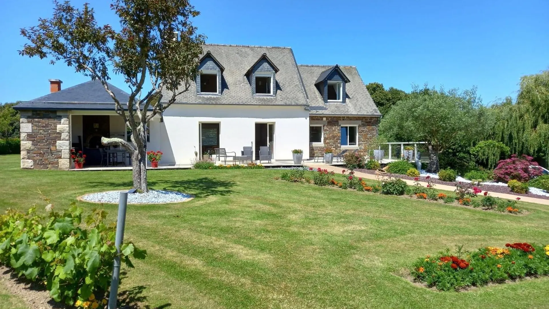 Nice Holiday Home In Epiniac With Garden, Cleaning Included